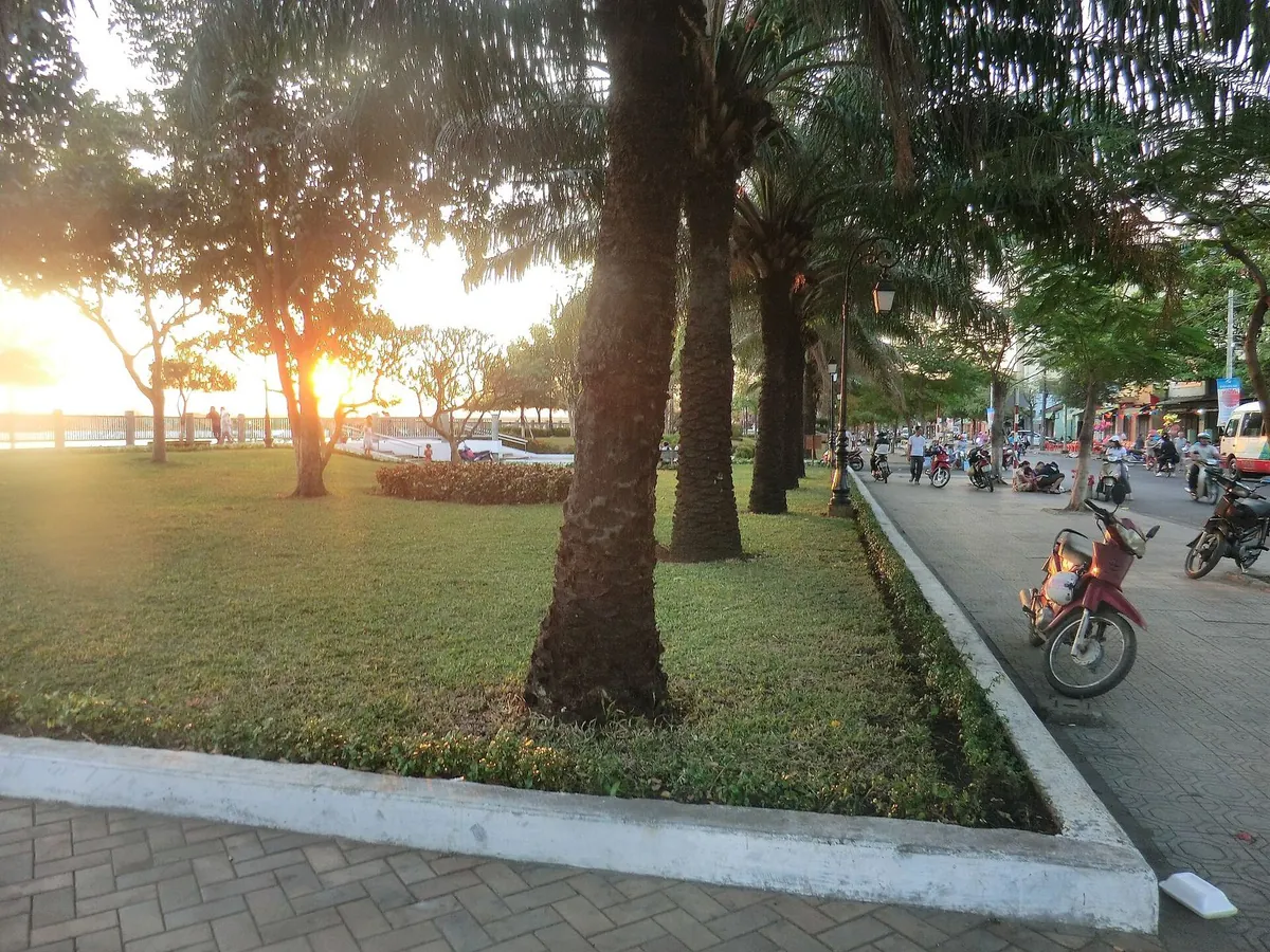 Lối đi, hàng cây và khuôn viên ven sông tại công viên Nguyễn Văn Trị, Biên Hòa.